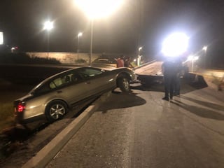 Poco faltó para que el automóvil Nissan cayera al canal de riego paralelo a la carretera Torreón-San Pedro.