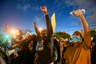 Las protestas contra la brutalidad policial y los disturbios se han extendido por todo EUA después de que el lunes pasado un hombre de raza negra, George Floyd, falleciera a manos de policías cuando era detenido en Mineápolis (Minesota).
(ARCHIVO)