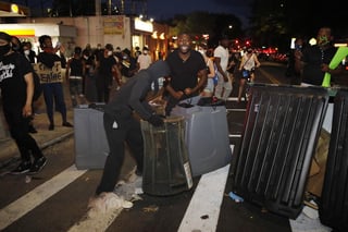 Las protestas y disturbios raciales volvieron este sábado a ocupar las calles de distintas ciudades de Estados Unidos, por esa razón se declararon toques de queda en varias zonas. (ARCHIVO)