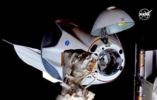 Luego de diecinueve horas de su despegue exitoso desde Cabo Cañaveral, la nave de Space X realizó su incorporación a la Estación Espacial Internacional. (EFE)