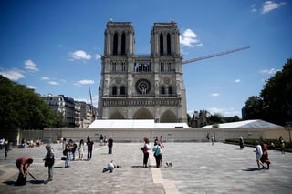 Más de un año después del incendio que provocó el desplome de parte del techo de Notre Dame y de su aguja, la catedral parisina reabrió este domingo su explanada. (EFE) 