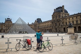 El Museo del Louvre anunció que tiene programada la reapertura de sus puertas al público el 6 de julio próximo, luego de que se mantuviera cerrado a la visitas presenciales desde el 1 de marzo pasado debido a la emergencia sanitaria por el COVID-19. (ARCHIVO)