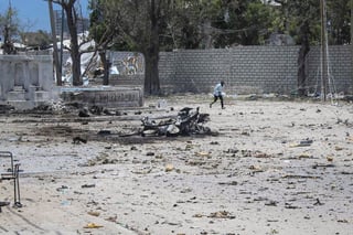 Al menos trece personas fallecieron este domingo y otras siete resultaron heridas después de que el minibús en el que viajaban pisara un artefacto explosivo cerca de Mogadiscio, capital de Somalia, confirmaron fuentes oficiales. (ARCHIVO)