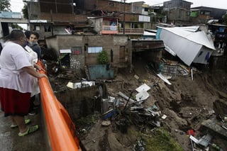Al menos 11 personas han muerto y centenares quedaron en peligro ante posibles derrumbes por las inundaciones ocasionadas por las lluvias en El Salvador y que llevaron a las autoridades a decretar el estado de emergencia para agilizar la ayuda a los afectados. (EFE)