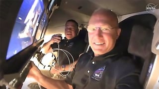 La imagen muestra a los astronautas de la NASA Doug Hurley (primer plano) y Bob Behnke. (EFE) 