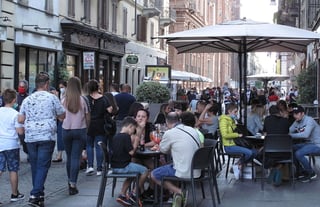 Abarrotan mesas de los bares en el centro de Turín, en Italia. (EFE) 
