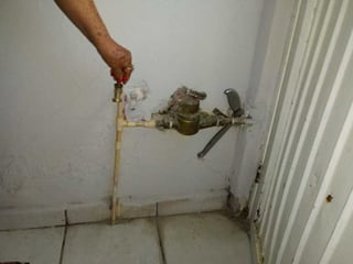 En la toma domiciliaria de la casa de Doña Socorro, en la colonia Centro, no sale ni gota de agua desde hace mes y medio. (EL SIGLO DE TORREÓN)