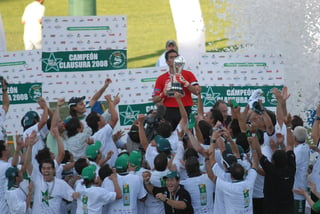 Oswaldo Sánchez besa el trofeo de campeón, tras imponerse al Cruz Azul en la final del Clausura 2008. (ARCHIVO)