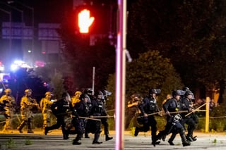 Más de 40 ciudades del país estuvieron bajo toque de queda ante las protestas por la muerte de un hombre negro a manos de la Policía hace una semana en Minesota. (AP)