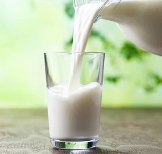 La leche es una bebida que muchas personas en el mundo consumen diariamente. (ARCHIVO)