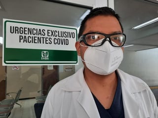 Eduardo Daniel Reza Guerrero, médico de la Torre B del HGZ No. 7 del IMSS de Monclova, sobrevivió a la COVID-19 y se reintegró a trabajar. (SERGIO RODRÍGUEZ)