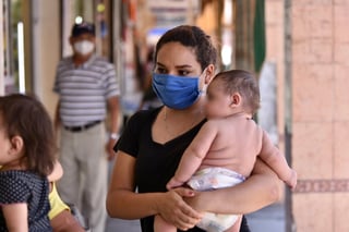 Ayer se captó en el Centro del municipio de Gómez Palacio a una mujer que cargaba a un bebé en brazos y sin ninguna protección.