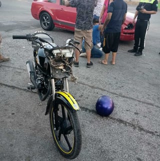 La motocicleta se impactó contra un vehículo deportivo que no respetó la preferencia. (EL SIGLO DE TORREÓN)