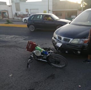 La motocicleta donde viajaba el joven lesionado fue impactada por una camioneta familiar de la marca Pontiac. (EL SIGLO DE TORREÓN)