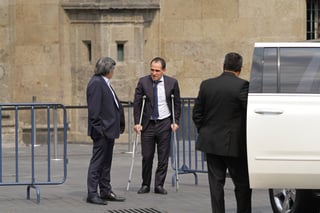 El secretario de Hacienda, Arturo Herrera (muletas), junto al subgobernador del Banco de México, Gerardo Esquivel, salieron de Palacio Nacional. (ARCHIVO) 