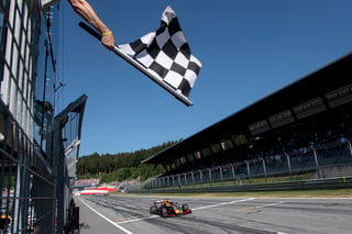 La icónica bandera a cuadros volverá a ondear en el circuito Red Bull Ring, de Spielberg, Austria, el próximo domingo 5 de julio. (AP)