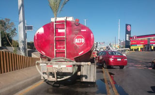 Se impacta conductor de auto contra pipa en calles de Torreón; no se reportaron lesionados, solo daños materiales. (EL SIGLO DE TORREÓN)