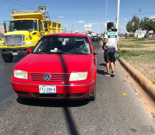 El conductor del automóvil Jetta, identificado como Guillermo de 19 años de edad, fue detenido en el lugar por la responsabilidad que le resulte.
(EL SIGLO DE TORREÓN)