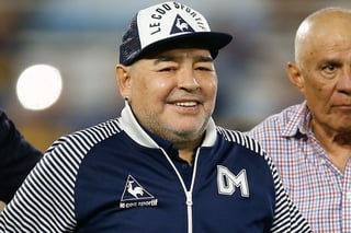 Diego Maradona seguirá como entrenador del equipo argentino Gimnasia y Esgrima La Plata hasta diciembre de 2021. (ARCHIVO)