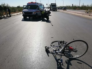 Al lugar del accidente acudieron los paramédicos de la Cruz Roja para brindarle los primeros auxilios al ciclista. (EL SIGLO DE TORREÓN)
