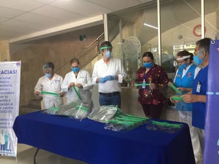 Fueron 75 caretas las que entregó el legislador José Ángel Pérez al Hospital Infantil Universitario de Torreón. (GUADALUPE MIRANDA)