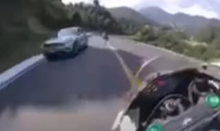 Tras impactar contra una camioneta, el motociclista derrapó y cayó al barranco (CAPTURA) 