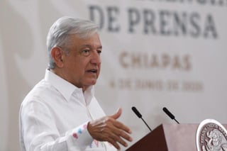 En su conferencia de prensa, en la explanada de la Cuarta Compañía de Infantería de este municipio, el presidente mostró una gráfica sobre las estimaciones de los expertos en el Valle de México.
(EFE)