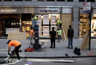 La ciudad de Nueva York anunció este jueves ayudas de 'reparación' para empresas que fueron objeto de saqueos y vandalismo en los últimos días de cara a la reapertura económica prevista para el próximo lunes. (ARCHIVO) 