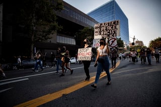 La paz generalizada que se mostró en las protestas más recientes en diferentes ciudades de California por la muerte de George Floyd llevó a las autoridades estatales a ordenar el jueves el fin de los toques de queda en Los Ángeles y otras partes. (EFE) 