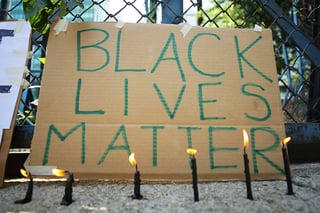 Alrededor de 200 personas, la mayoría vestida de negro, protestaron hoy frente a la embajada de Estados Unidos en México contra el asesinato del afroamericano George Floyd, perpetrado en Minneapolis el 25 de mayo. (ARCHIVO)