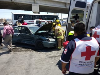 Bomberos y paramédicos de Cruz Roja acudieron al auxilio de los lesionados por el choque. (EL SIGLO DE TORREÓN)