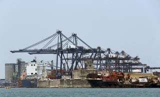 Las exportaciones de Estados Unidos cayeron 20.5 por ciento, mientras que las importaciones bajaron 13.7 por ciento. (ARCHIVO) 