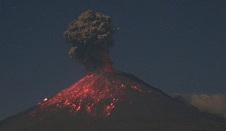 A través de redes sociales, se difundieron diversas imágenes de la explosión registrada en el enorme cráter volcánico (CAPTURA) 