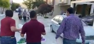 Fue a través de redes sociales que el video circuló, donde el acalde en conjunto con un equipo del Ayuntamiento de Ramos Arizpe, se observa entregando bolsas de despensas a los colonos. (Captura de video)
