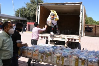 El Pollo Algodonero ayudó a colocar las despensas en la unidad automotriz del DIF Coahuila.
