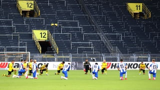 Antes de iniciar su choque, los titulares del Dortmund y Hertha Berlín, pusieron una rodilla en el césped.