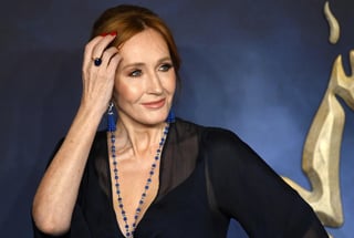  La escritora británica JK Rowling ha sido acusada de transfobia en Twitter al dar a entender en un comentario que solo las mujeres menstrúan, lo que ha indignado a grupos que consideran esa perspectiva discriminatoria. (ARCHIVO)