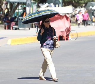 En esta temporada de calor, el IMSS exhorta a los ciudadanos a utilizar gafas como un complemento a la protección solar. (ARCHIVO)