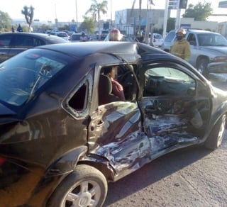 Una mujer con lesiones leves y daños materiales de consideración, fue el saldo de un accidente vial registrado la tarde del pasado sábado en la parte baja del puente Jabonoso de la ciudad de Gómez Palacio. (EL SIGLO DE TORREÓN)