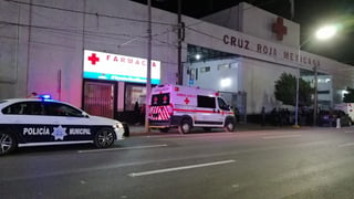 Hasta la Cruz Roja acudió el agente investigador del Ministerio Público para tomar declaración del afectado. (EL SIGLO DE TORREÓN)