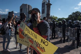 En la imagen se observa una manifestación de jóvenes en Monterrey por la muerte de Giovanni López a manos de policías.