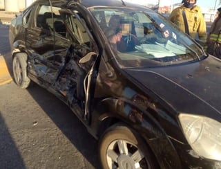 Ambos vehículos involucrados en el accidente vial presentaron daños materiales de consideración. (EL SIGLO DE TORREÓN)