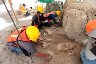 Hay 31 arqueólogos del instituto y 218 ayudantes —contratados por el Ejército— que realizan labores de recuperación y restauración del material, que será expuesto en un museo que se construirá ahí mismo.
(EL UNIVERSAL)