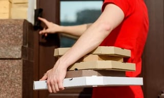 El hombre dice desconocer la identidad de la persona que envía las pizzas (ESPECIAL) 