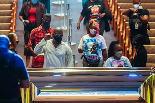 El cuerpo de George Floyd llegó a una iglesia de Houston el lunes para el último funeral público del afroestadounidense cuya muerte a manos de un policía de raza blanca en Minneapolis desató protestas en todo el mundo. (ARCHIVO) 