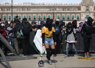  Un centenar de personas, la mayoría encapuchados, se movilizaron este lunes en Ciudad de México para reclamar justicia ante la violencia policial en el país, unas manifestaciones en las que se registraron destrozos en el mobiliario público y varios locales comerciales. (EFE)