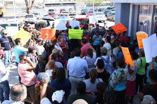 Fueron decenas de integrantes del Movimiento Antorchistas quienes protestaron en el Edificio Coahuila contra Mario Cepeda. (FERNANDO COMPEÁN)
