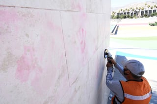 Desde la mañana del lunes se iniciaron las acciones de limpieza en la Plaza Mayor y el monumento a Benito Juárez de Torreón. (FERNANDO COMPEÁN)