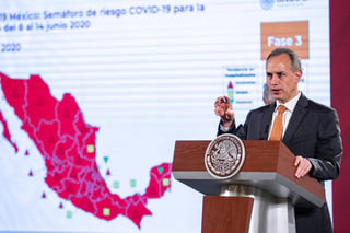 López-Gatell confió en que en las próximas semanas, de acuerdo con la reducción de casos de COVID-19, podría ir cambiando el riesgo y podrían irse liberando algunas actividades más. (EL UNIVERSAL)