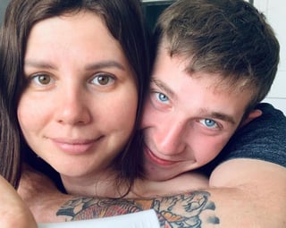 Por medio de redes sociales, la 'influencer' Marina Balmasheva, dio a conocer que está embarazada de su hijastro de 20 años, a quien crió desde que éste tenía 7 (CAPTURA)  
